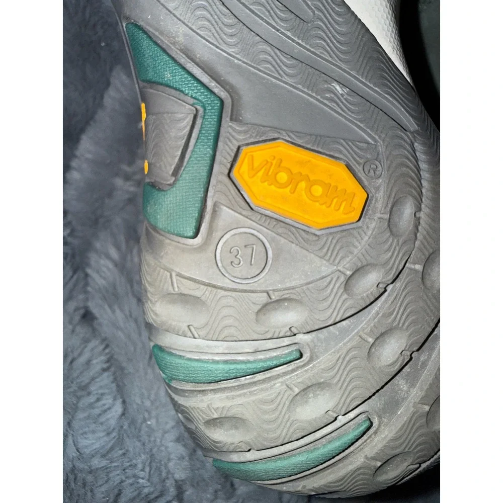 Dansko Paisley Waterproof Sneakers Sage Green Nubuck Vibram Sole Womens 37